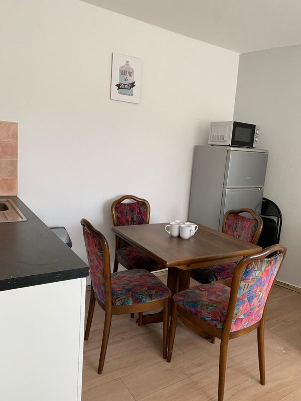 Küche mit Sitzgelegenheit im Monteurzimmer Bonn