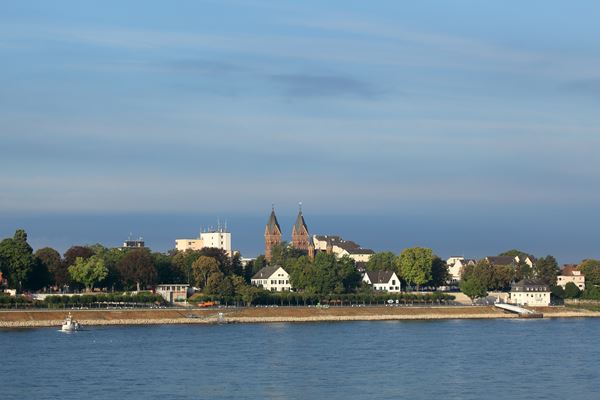 Blick über den Rhein auf Wesseling
