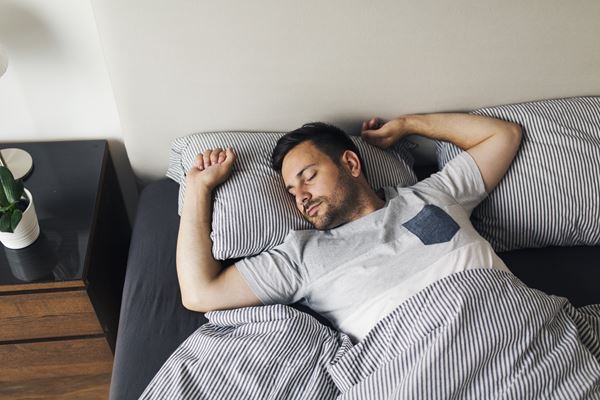 Mann schläft im Monteurzimmer in Köln Rodenkirchen